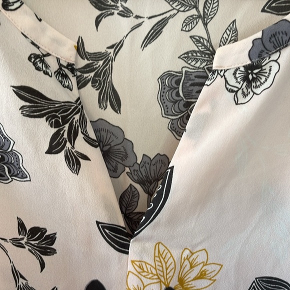 LOFT Plus Floral Top - Picture 5 of 9